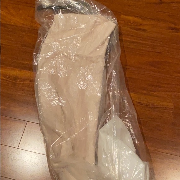 Vera Wang Gown - Picture 2 of 4